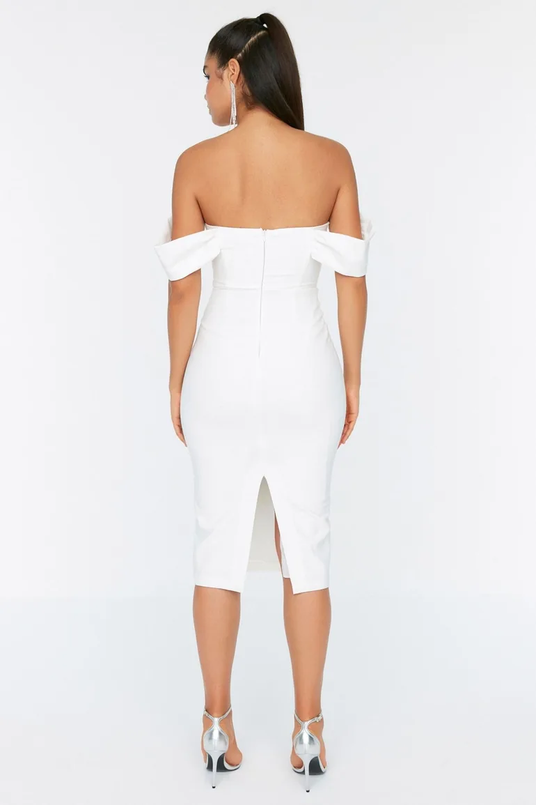 فستان زفاف ميدي ضيق بأكتاف مكشوفة - 3