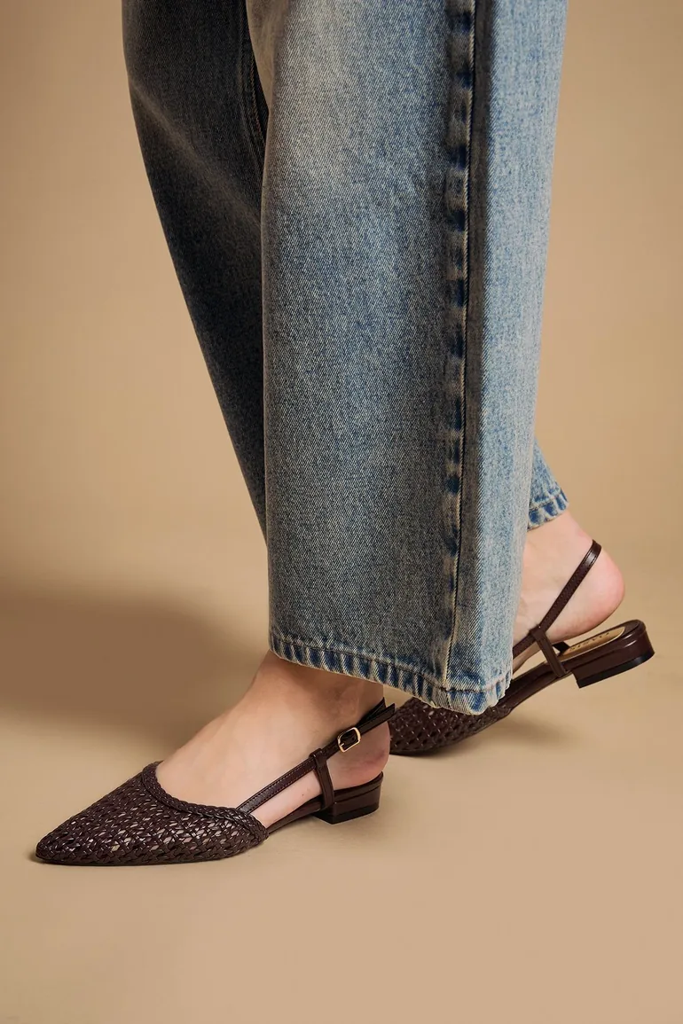 حذاء زحاف جلد صناعي بأبزيم خلفي