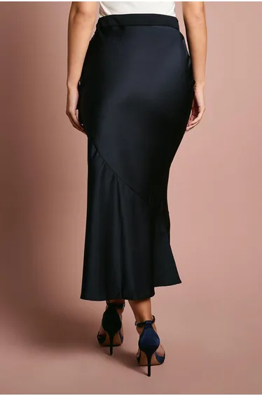 تنورة ساتان بقصة ضيقة