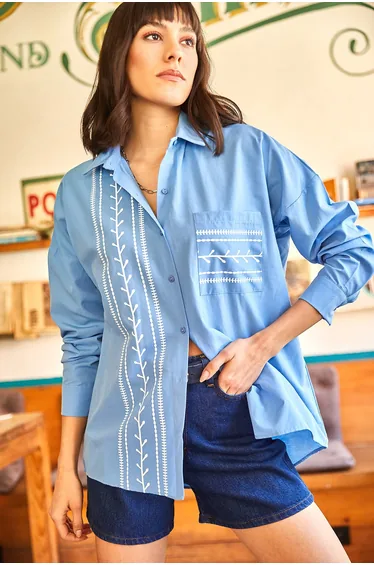 قميص نسائي بجيوب بطبعة