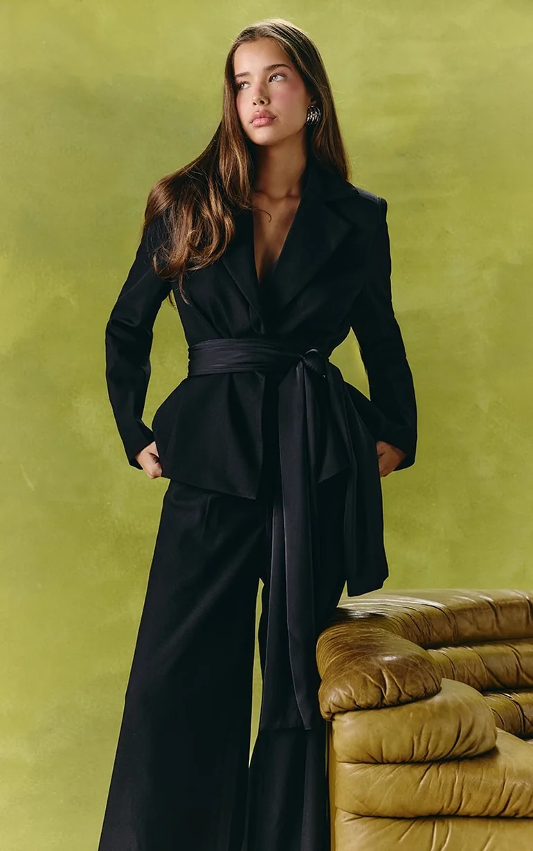 بليزر بتصميم واسع بحزام ساتان - أسود