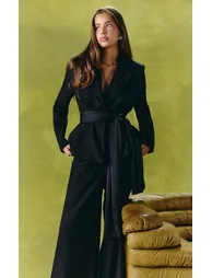 بليزر بتصميم واسع بحزام ساتان - أسود