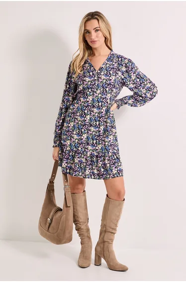 فستان قصير مزموم بطبقات متدرجة بكشكش بطبعة