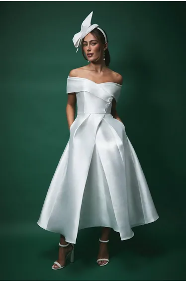 فستان زفاف تويل بأكتاف مكشوفة