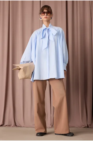SCARF-DETAILED PLEATED SHIRT