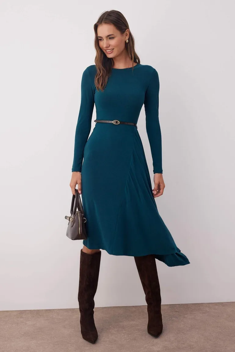 emerald green cocktail dress with wide belt Emerald green is elegance in color form. Deep. Refined. Sophisticated, the shade everyone loves for its timeless charm. Free size with inner belts to cinch the waist, model is UK 1012