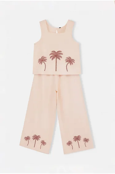 طقم باللون البيج