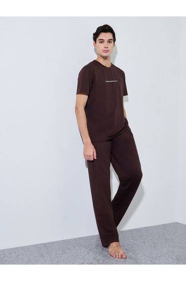 Men Brown Slogan Print Top and Solid Pants Pyjama Set