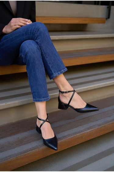 Women's Black Cross-Blade Classic Heeled Shoes