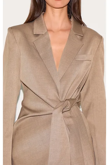 فستان قصير بليزر بربطة جانبية 