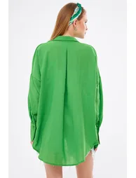 قميص بقماشة لنن أخضر بقصة واسعة - 2