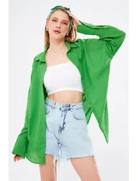 قميص بقماشة لنن أخضر بقصة واسعة