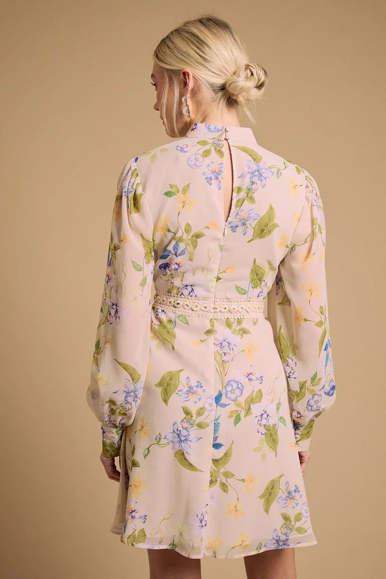 فستان قصير بحافة واسعة بطبعة - 3