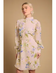 فستان قصير بحافة واسعة بطبعة - 1