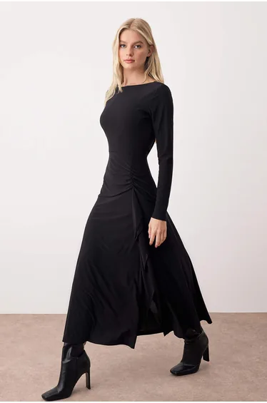 فستان ترينديول أسود بأكمام طويلة