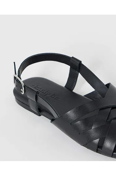 صندل سيمبلي بي باللون الأسود