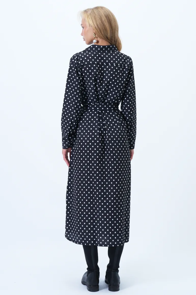 فستان تريند ألاكاتي ستايل قميص أسود ميداكسي منقط على شكل حرف A بأكمام طويلة - 4