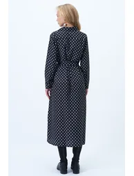 فستان تريند ألاكاتي ستايل قميص أسود ميداكسي منقط على شكل حرف A بأكمام طويلة - 4