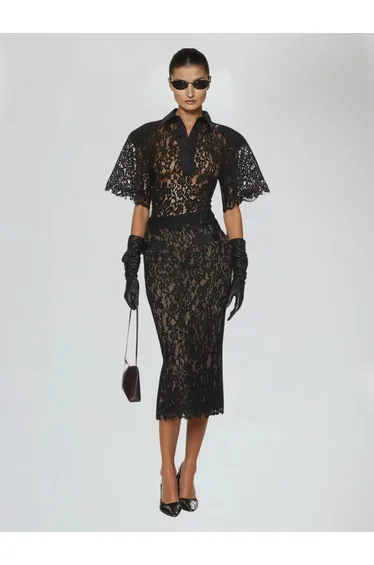 قميص أسود بأكمام متوسطة الطول