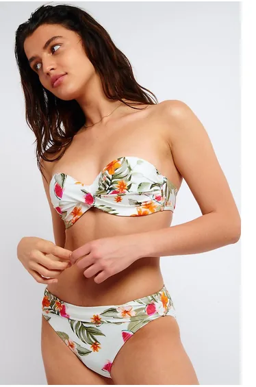 توب بكيني بأكتاف مكشوفة