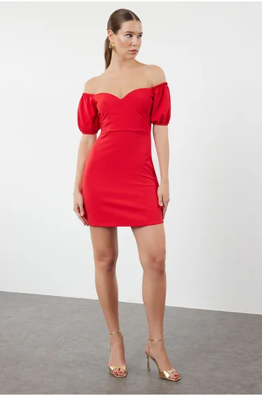 فستان أحمر بقصة ضيقة بلا أكتاف