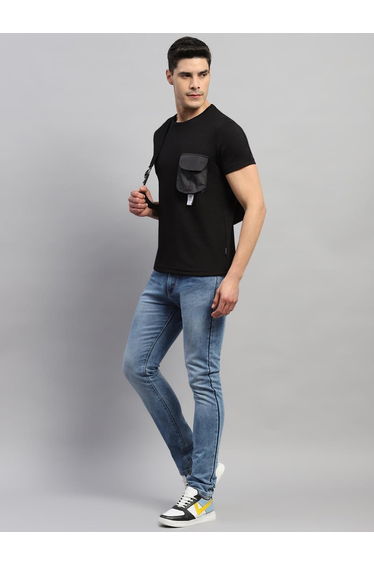Men Black Solid Pocket Detailed Round Neck T Shirt