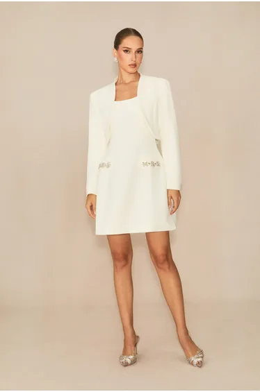 فستان سانفير أبيض قصير بقصة مستقيمة مزين بالخرز بأكمام طويلة مع بليزر قصير