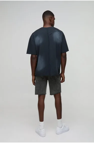 شورت دينيم بقصة مستقيمة بحواف غير مدروزة 