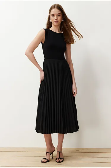 فستان محبوك مبطن بكسرات بلا أكمام لون أسود