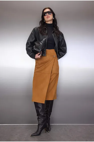 Beige suede double-breasted buttoned knitted skirt