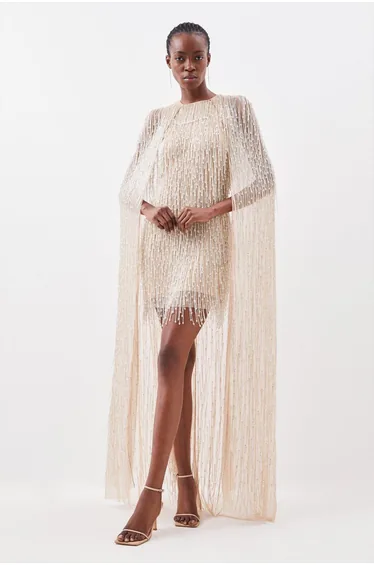 فستان قصير بكاب بشراشيب مزين بأحجار