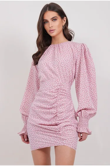 فستان تريند ألاكاتي ستايل زهري قصير منقط بقصة ضيقة بأكمام طويلة