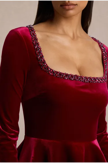 فستان قصير مخمل بياقة مربعة مزين بأحجار - أحمر