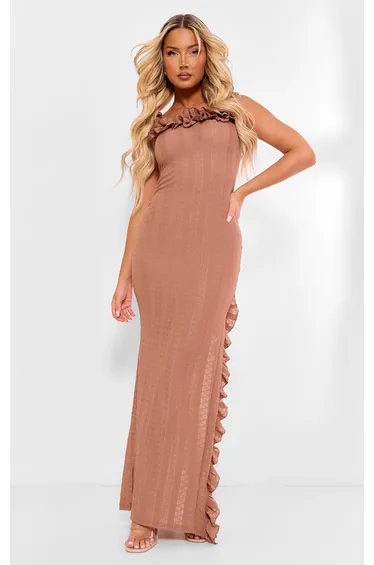 فستان ماكسي بأكتاف مكشوفة بحواف كشكش