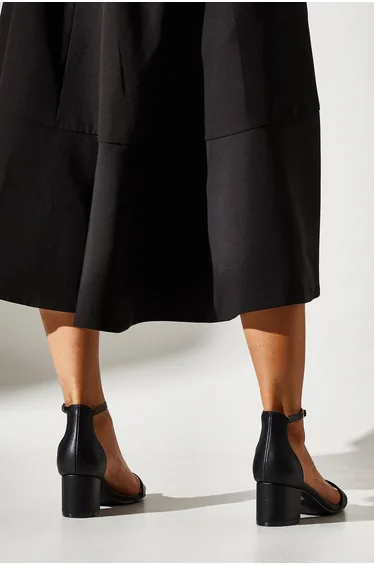 صندل بكعب عالي باللون الأسود - للمقاسات العريضة