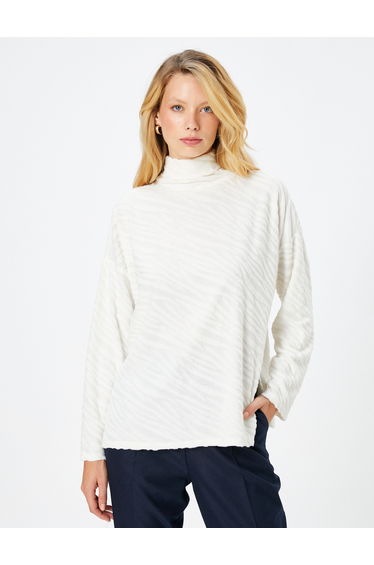 Long Sleeve Slit Detail Oversized Tissued Turtleneck Sweater