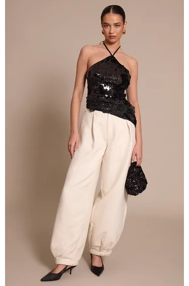 بلوزة بأزهار مزينة بالترتر - أسود