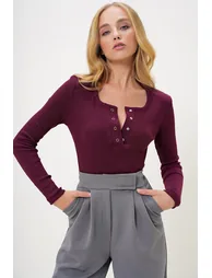 توب قطن أحمر بازرار و بأكمام طويلة