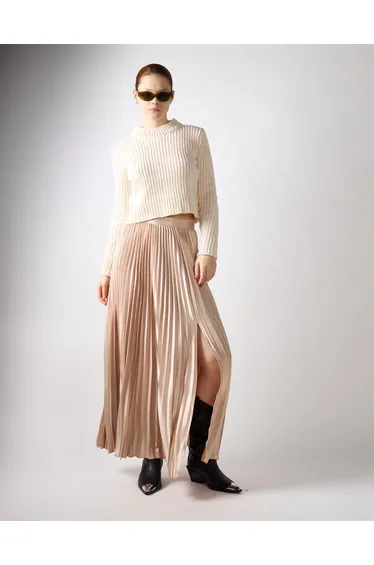 كنزة قصيرة بياقة دائرية لون كريمي