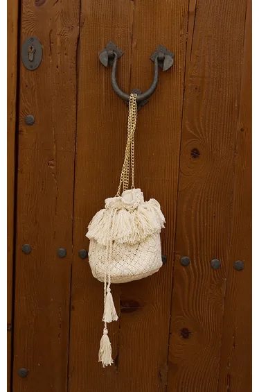 حقيبة كروس بحر كروشية بأزهار لون كريمي