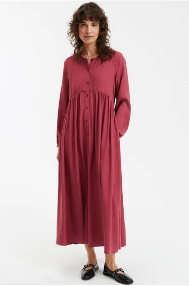 فستان ماكسي بأكمام طويلة بطبعة شعار