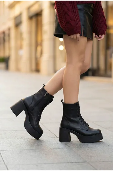 بوت نسائي لون أسود 