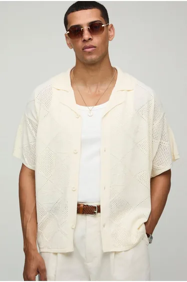 قميص محبوك بقصة عريضة بطبعة شعار - كريمي بنمط رقع