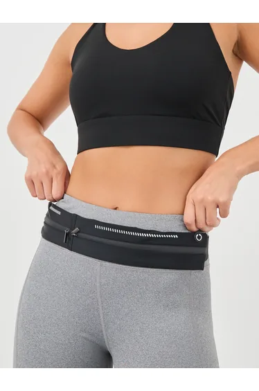 حقيبة خصر باللون الأسود