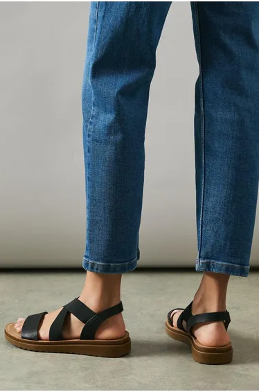 صندل بسيور متقاطعة بقالب عريض