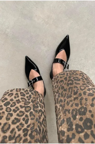 حذاء بالية نسائي جلد لميع بحزام لون أسود