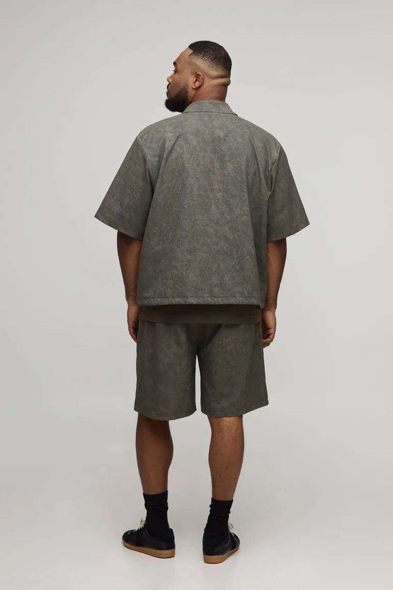 طقم شورت و قميص بتصميم واسع بطبعة رخامية لون أخضر - للمقاسات الكبيرة - 1
