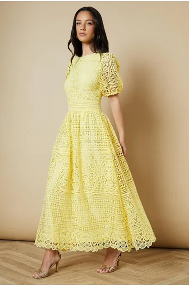 فستان دانتيل بأكمام منفوخة