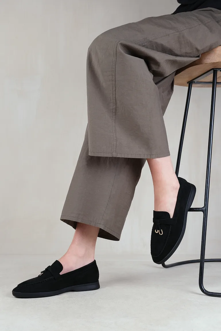 Charming Slip On Suede Loafers Metal Trim Tassel in Black