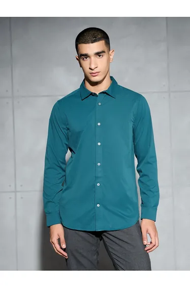 Men Solid Slim Fit Spread Collar Shirt